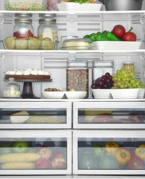 Tips Menyimpan Makanan Agar Kulkas Tidak Bau